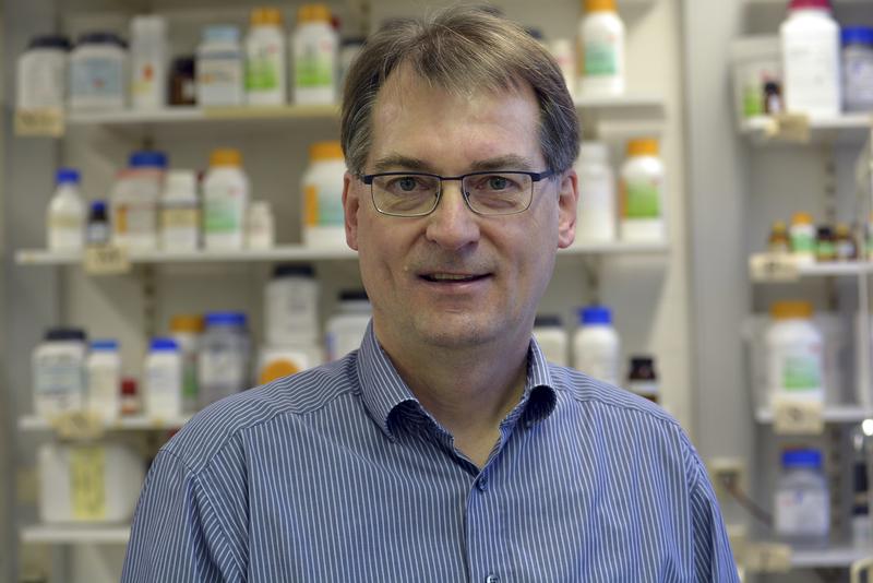Der Biochemiker Prof. Dr. Thomas Dierks forscht zu Erbkrankheiten und Therapie-Konzepten, wobei defekte Enzyme und deren Ersatz im Mittelpunkt stehen.
