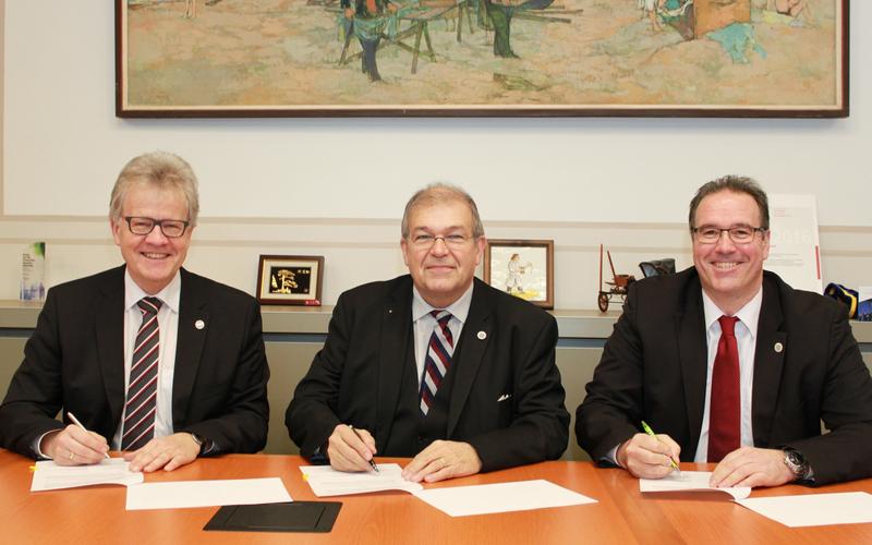 Erfolgreiche Kooperation: Unterschriftstermin am 4. Januar 2018 an der Uni Rostock. AUF-Dekan Prof. Elmar Mohr, Rektor Prof. Wolfgang Schareck und Prof. Michael Nelles (v.l.n.r.).