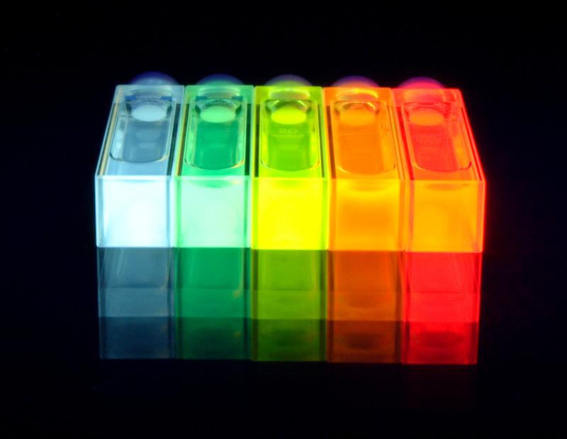 Halbleiternanopartikel (Quantum Dots) unter UV-Licht-Anregung: mit zunehmender Größe (von links nach rechts) ändert sich ihre Fluoreszenz.