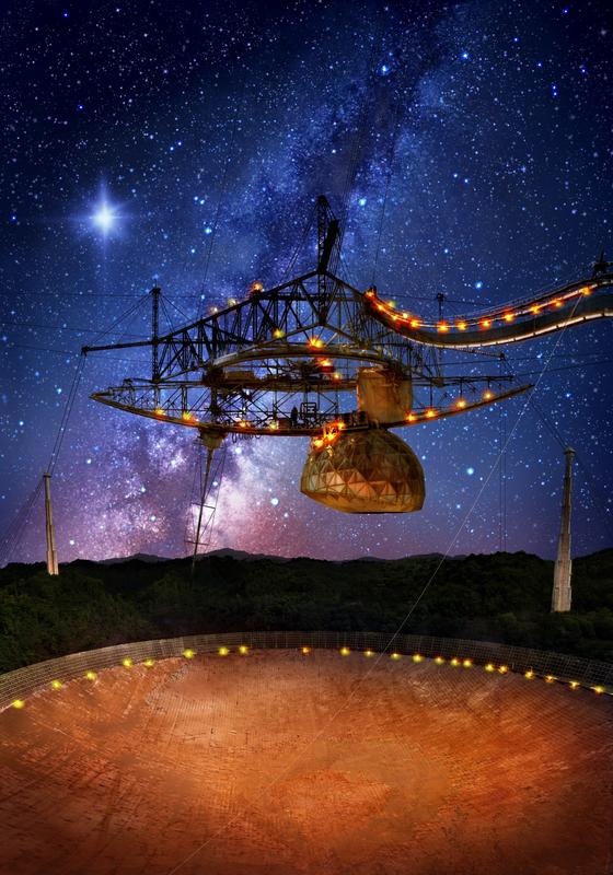 Das Arecibo-Radioteleskop mit der darüber hängenden Instrumentenplattform. Der Strahlungsausbruch von der Quelle FRB 121102 erreicht das Teleskop von weit jenseits der Grenzen der Milchstraße. 