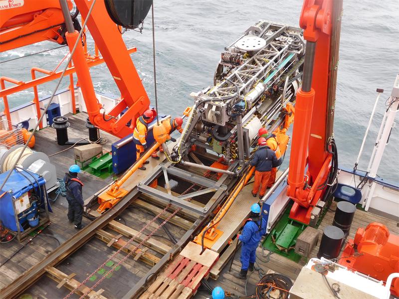 Das Meeresboden-Bohrgerät MARUM-MeBo70 kommt nach erfolgreicher Bohrung zurück an Bord. 
