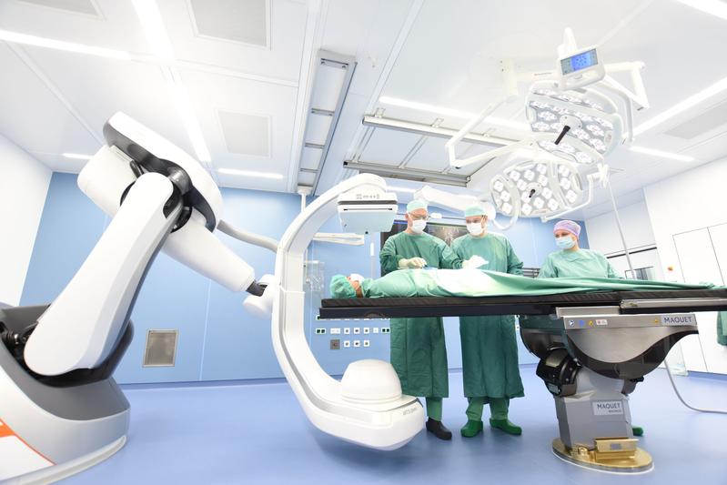 Prof. Christian Reeps, Prof. Jürgen Weitz und OP Schwester Ines präsentieren mit der Angiographieanlage das Herzstück des neuen Hybrid-OP im Dresdner Uniklinikum.