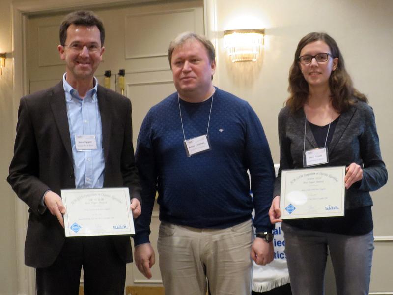 Ehrung (von links): Prof. Dr. Jens Vygen, Prof. Dr. Artur Czumaj (Vorsitzender des Programmkomitees der SODA 2018) und Vera Traub. 