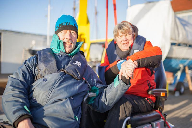 Professor Sven Olaf Neumann (vorne im Bild) und Dip.-Ing. Claus-Dieter Schulz vom Verbraucherschutzverein für ältere und behinderte Menschen Kiel freuen sich über ihr Handicap-Boot.