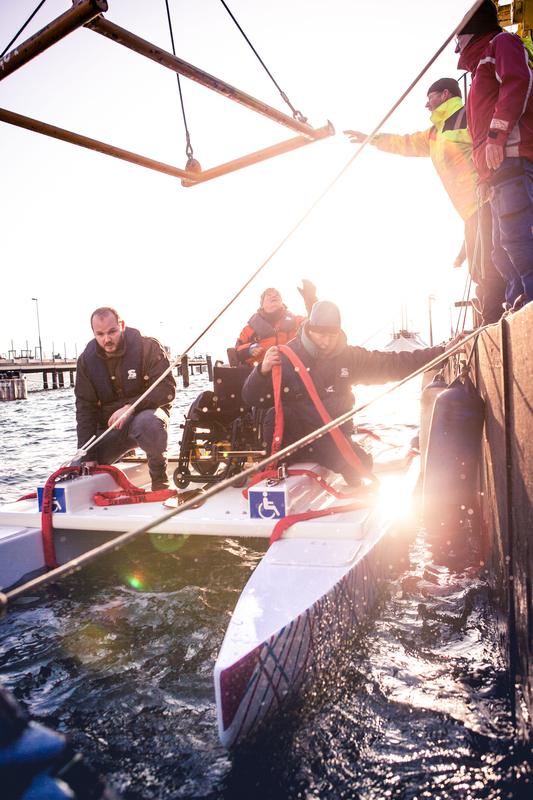 Bei strahlendem Sonnenschein und einer kalten Brise ist die Erstwasserung des Handicap-Bootes geglückt. (auf dem Boot v.l.n.r.: FH Kiel-Absolvent Nils Himstedt, im Hintergrund Claus-Dieter Sch