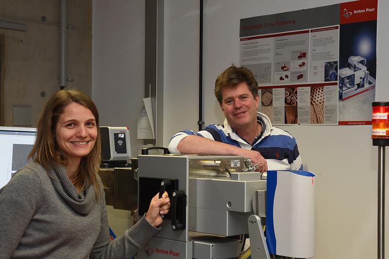Barbara Eicher und Georg Pabst (hier bei einer Röntgenkamera) haben Zellmembranen naturgetreu nachgebaut.