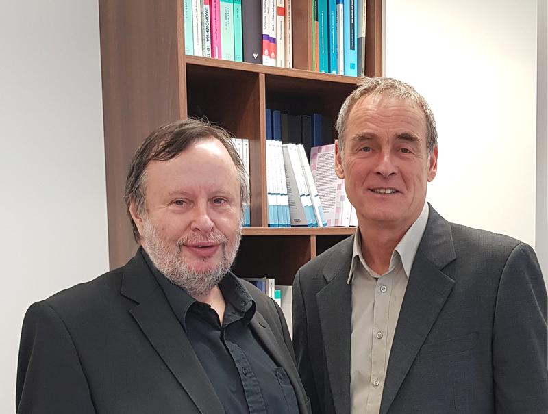 V.l.n.r.: Prof. Dr. Peter F.E. Sloane und Dr. Helmut Schröder erforschen das kommunale Bildungsmanagement in Deutschland.