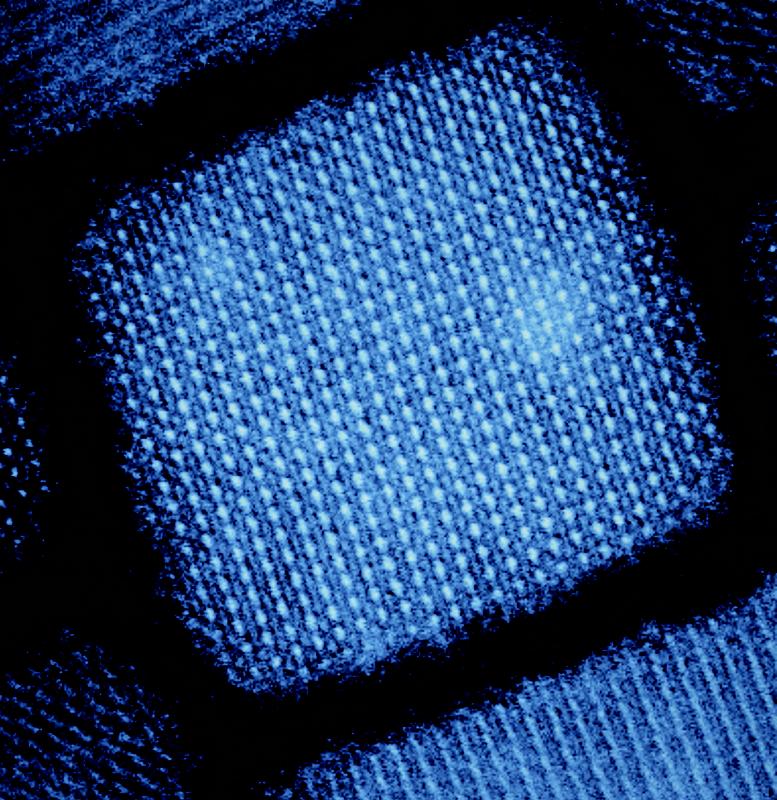 Ein Cäsium-Bleibromid-Nanokristall unter dem Elektronenmikroskop (Kristallbreite: 14 Nanometer). Einzelne Atome sind als Punkte sichtbar.