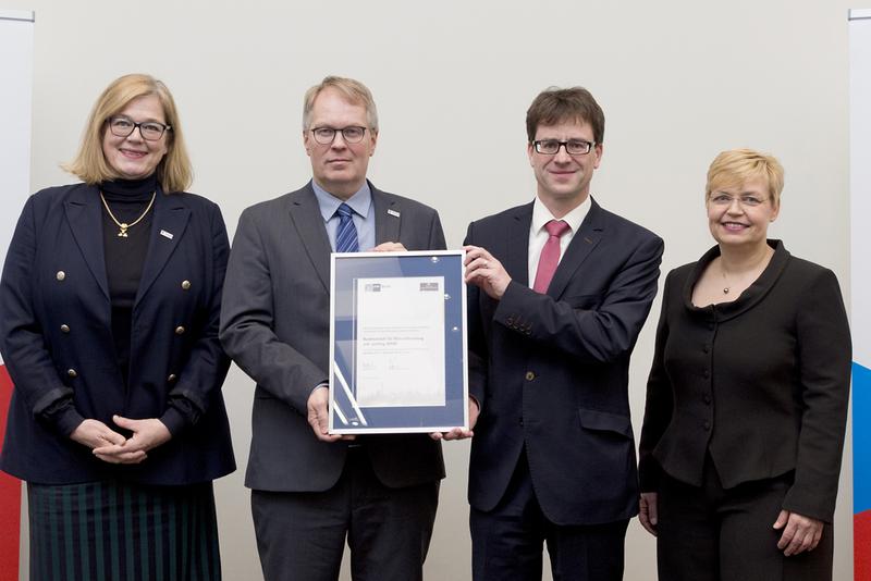 Übergabe der Re-Zertifizierungs-Urkunde für exzellente Ausbildung an der BAM