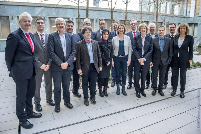 Die Leiterinnen und Leiter der sieben Arbeitsgruppen der Plattform Lernende Systeme stellten bei ihrem Treffen am 8. Januar in Berlin die Schwerpunkte ihrer Arbeitsprogramme vor.