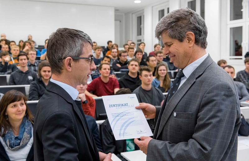 (v.l.) Alf Dahl vom VDMA-Landesverband Ost überreicht Prof. Dr. Matthias Kröger das „Maschinenhaus-Zertifikat" © Detlev Müller / TU Bergakademie Freiberg