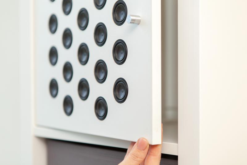 Das Fraunhofer IDMT präsentiert auf der imm cologne, wie einfach die Lautsprechertechnologie in Möbelstücke, wie z.B. Schranktüren, integriert werden kann.