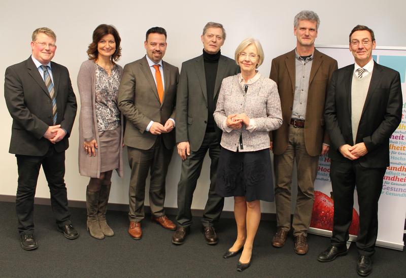 Im Bild v.l.n.r.: Thomas Evers, Kerstin Bilda, Helmut Watzlawik, Staatssekretär Edmund Heller, Anne Friedrichs, Gerhard Herrmann und Werner Brüning.