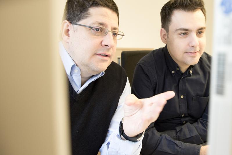 Dr. Ioannis Mitroulis (rechts) und Prof. Triantafyllos Chavakis diskutieren die Ergebnisse der in Cell publizierten Forschungsarbeit