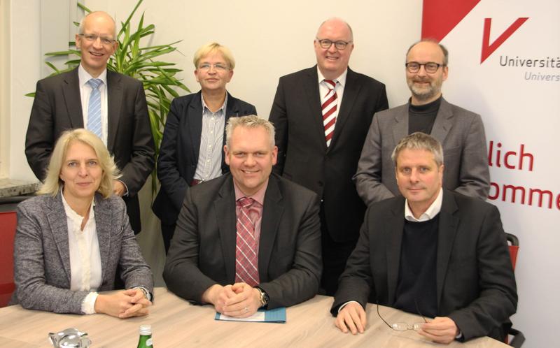 (v.v.l.) Prof.in Dr. Martina Döhrmann, Minister Björn Thümler, Prof. Dr. Burghart Schmidt; (h.v.l.) Dr. Stephan Venzke (Ministerium), Dr.in Marion Rieken, Dr. Stephan Siemer, Prof. Dr. Michael Ewig