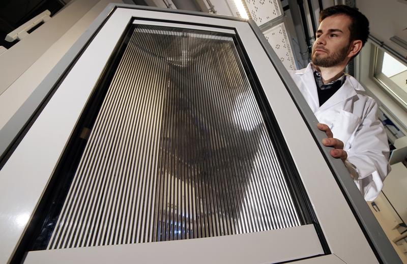 A prototype of the innovative smart windows for controlled shading and solar thermal energy harvesting is presented by PhD student Benjamin Heiz from the research group of Lothar Wondraczek. 