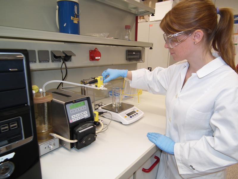 Studentin im Pharmazielabor am Campus Pirmasens