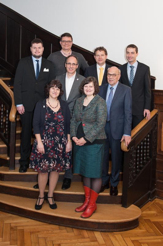 Die Forschungsboni gingen an herausragende Nachwuchswissenschaftler der Uni Ulm; 1. Reihe (v.l.): Prof. Olga Pollatos, Dr. Tabea Wolf; 2. Reihe (v.l.): Prof. Joachim Ankerhold (Vizepräsident für Forsc