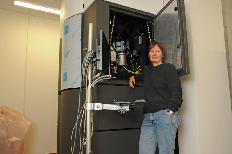 Prof. Dr. Bettina Böttcher vor Titan Krios, einem der leistungsstärksten Elektronenmikroskope.