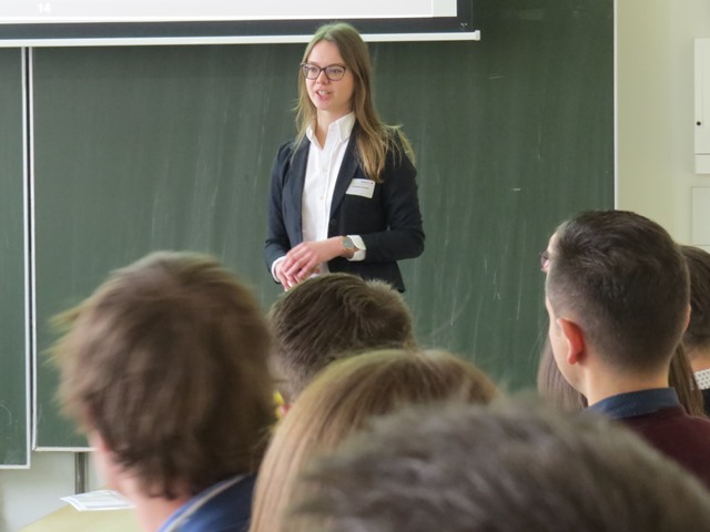 Studentin Juliane Evert erläutert Ergebnisse ihres Projekts