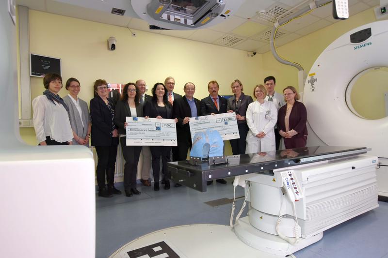 Die Übergabe der Spenden für die Projekte vom Sonnenstahl e.V. sowie dem Uniklinikum fand erstmals in der Klinik für Strahlentherapie und Radioonkologie statt, die zum ersten Mal gefördert wird.