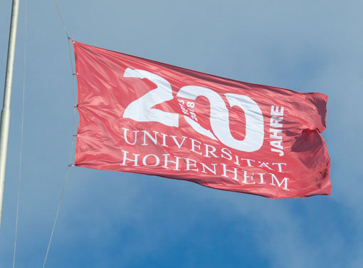 Die Jubiläumsflagge der Universität Hohenheim.