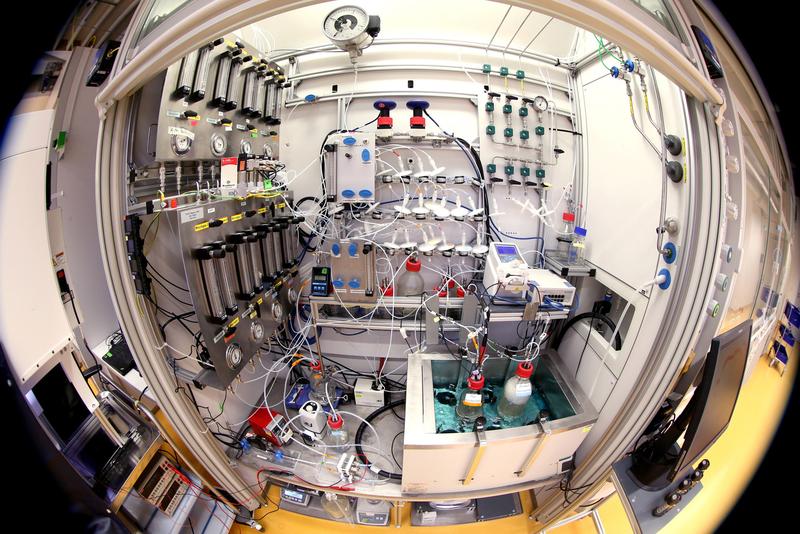 Bildunterschrift Fermenter: In einer Fermentation – hier im Labormaßstab – verwandeln spezielle Bakterien CO-haltige Gase durch Stoffwechselprozesse in wertvolle Chemikalien