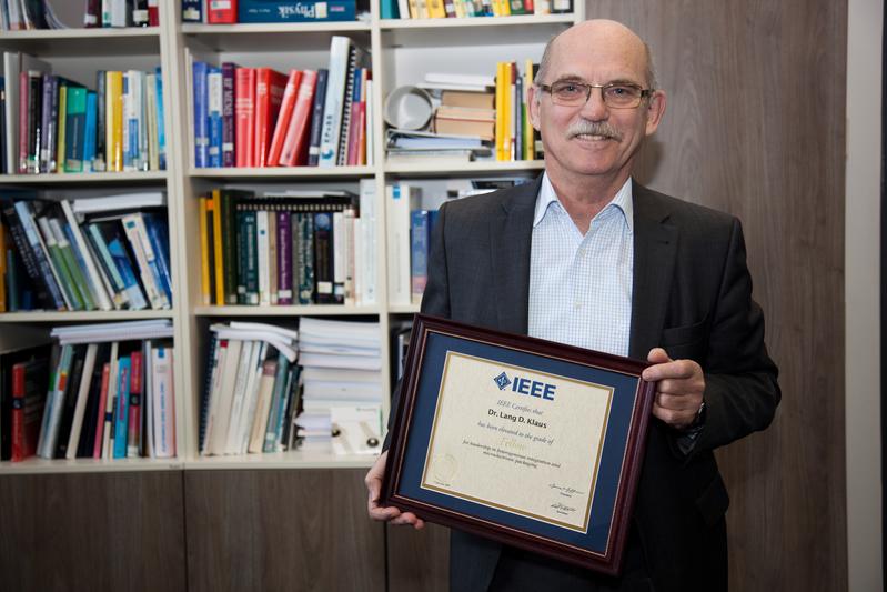 Prof. Dr.-Ing. Dr. sc. techn. Klaus-Dieter Lang mit Urkunde vom IEEE