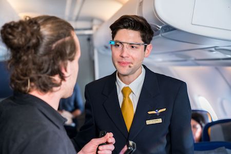 Mit LYRA haben Flugbegleiter Anfragen der Gäste über Smart Glasses direkt vor Augen.