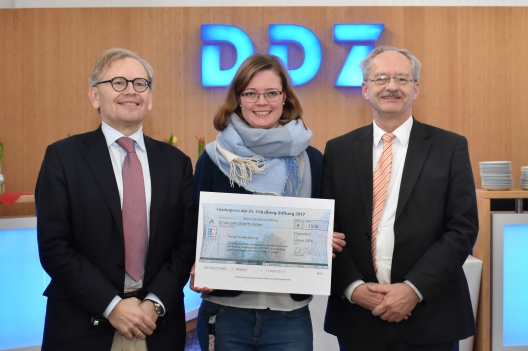 Prof. Dr. Michael Roden, Vorstand des DDZ, Dr. Maren Carstensen-Kirberg, Preisträgerin des Förderpreises der Dr. Eickelberg-Stiftung, und Andreas Fidelak, Vorstand des DDZ.