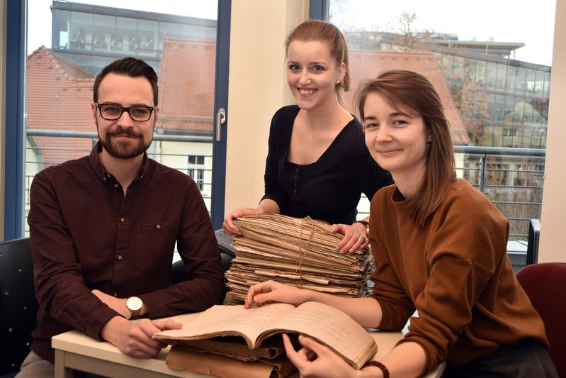 Wolfgang Vogel, Volkskundler an der Uni Jena, und die Studentinnen Julia Pfeiffer und Verena Plath (r.) sichten Quellen, die Aufschluss über die Gefängniszellen im Camburger Stadtmuseum geben.