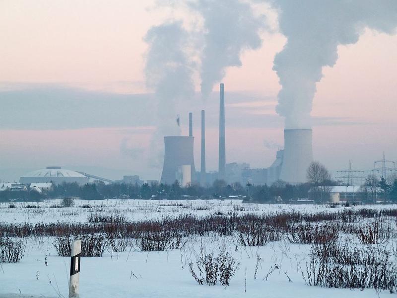 Steinkohlekraftwerk Staudinger in Hessen, exemplarisch für die Verbrennung fossiler Brennstoffe und den damit verbundenen Kohlendioxidemissionen in die Atmosphäre. 