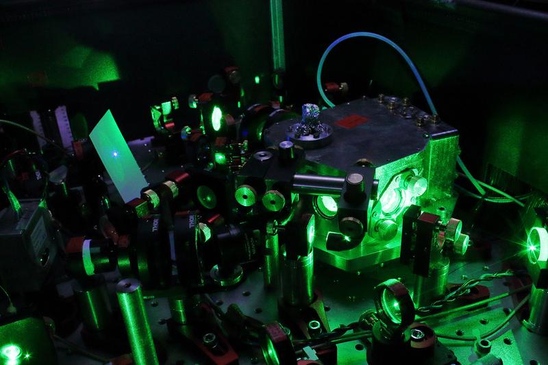 Die Laser-Aufbauten der optischen Aluminiumuhr, die am QUEST-Institut an der PTB entwickelt wird. 