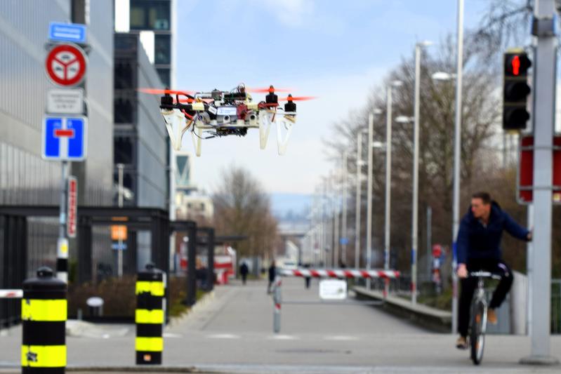 By imitating cars and bycicles, the drone automatically learned to respect the safety rules.