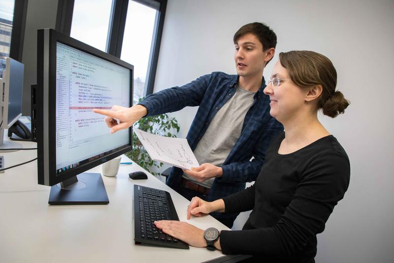 Johannes Späth und Dr. Claudia Priesterjahn entwickeln am Fraunhofer IEM gemeinsam mit Oracle Programme, die Softwarefehler systematisch finden