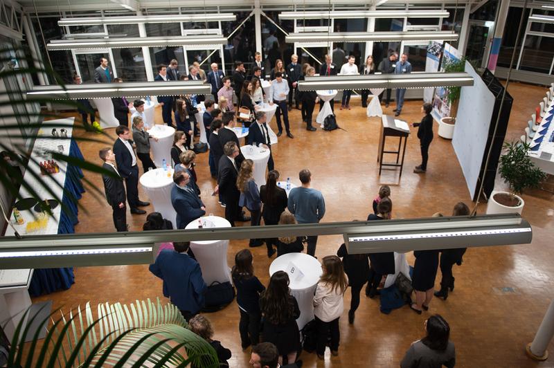 Bei der Übergabe der Deutschlandstipendien an der Uni Ulm konnten sich Studierende und Förderer kennenlernen 