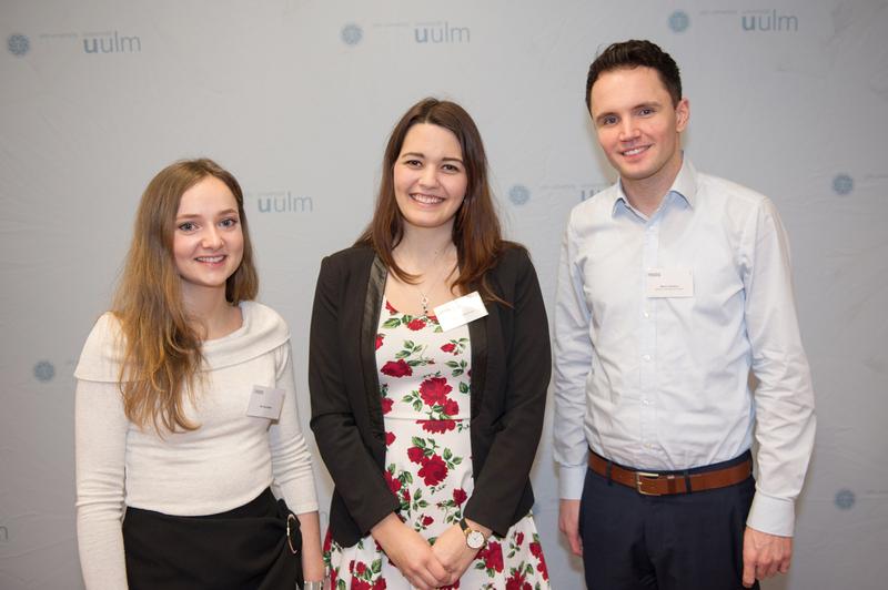 Die Studentinnen Martina Bader und Sandy Sue Spormann mit dem Vertreter ihres Stifters Mahle, Mario Giuliano (v.l.)