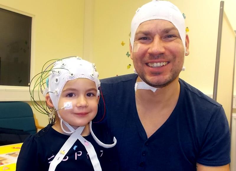 Die Wissenschaftler untersuchten mithilfe des EEG die Hirnströme der Kinder mit Cochlea-Implantaten während sie neue Wörter lernten.