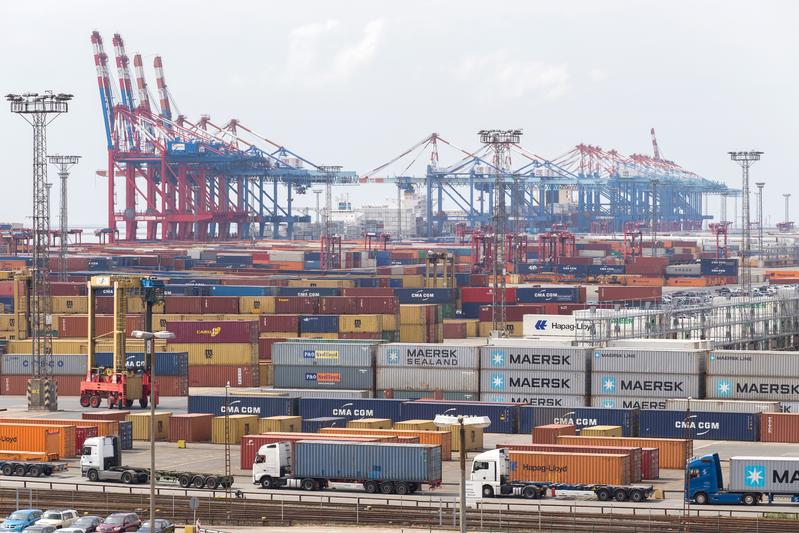 Ein großer Teil der im- und exportierten Container wird in Seehäfen wie hier in Bremerhaven entleert und beladen.