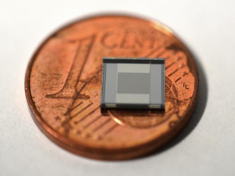 So klein ist der Sensor: Vergleich mit einer ein-Cent-Münze 