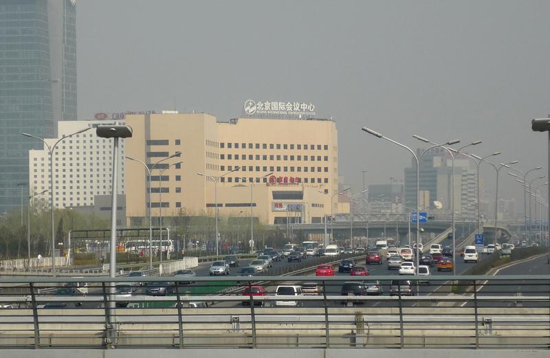 Peking zählt zu den Megacities mit den größten Problemen bei der Luftqualität weltweit. Der zunehmende Autoverkehr ist eine von vielen Ursachen dafür. 