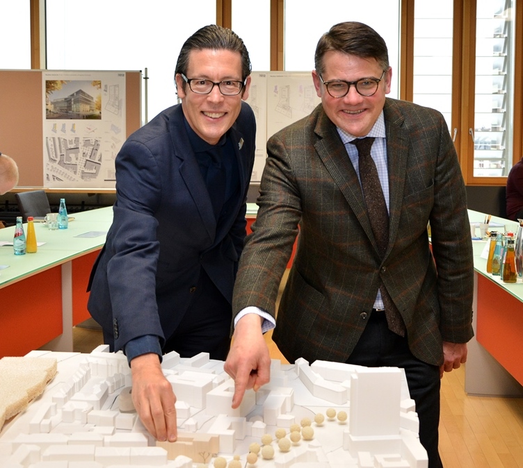 Staatsminister Boris Rhein, Hessisches Ministerium für Wissenschaft und Kunst, und Hochschulpräsident Prof. Dr. Frank E.P. Dievernich, Frankfurt UAS 