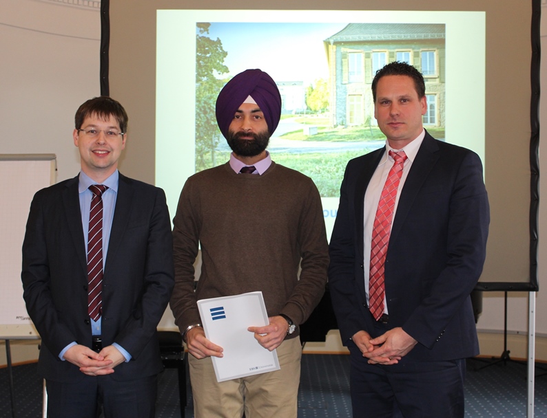Über den diesjährigen DAAD-Preis der EBS Universität freut sich Student Vikramjit Singh gemeinsam mit Professor Christian Landau (li.) und Professor Markus Kreutzer (re.).