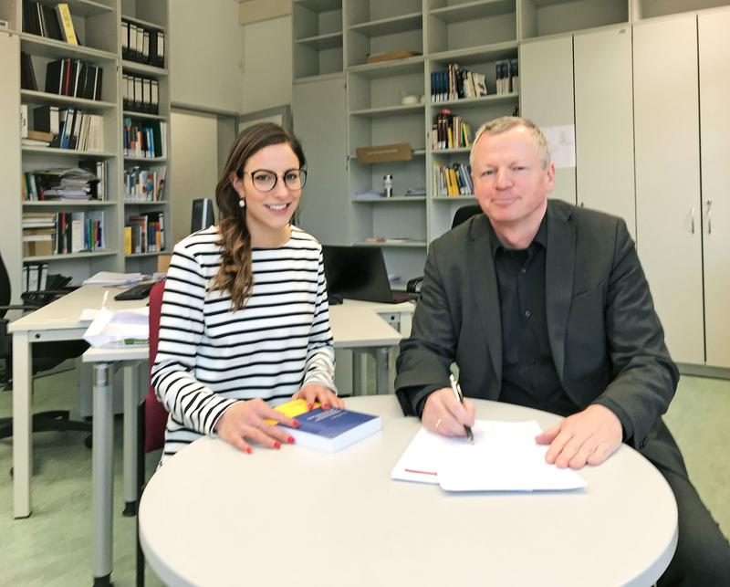 Alexandra Schönleber zusammen mit dem Betreuer der Arbeit, Professor Dr. Christoph Bördlein 