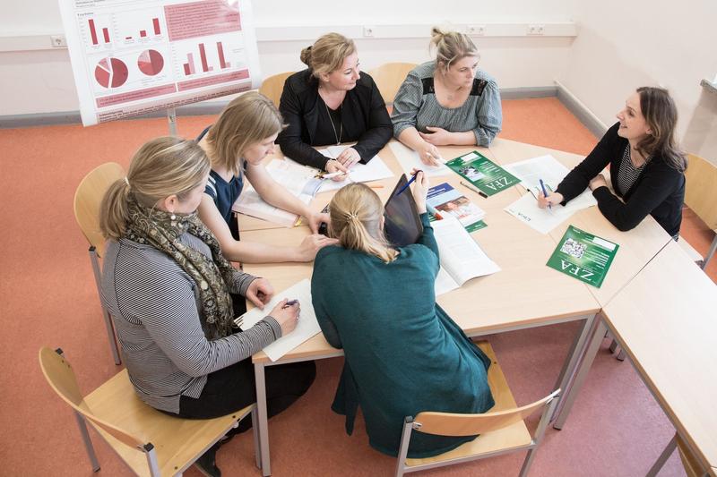 Das Dresdner Team des Kompetenzzentrums „Weiterbildung Allgemeinmedizin Sachsen“ um Prof. Antje Bergmann (Mitte hinten), Leiterin des Bereichs Allgemeinmedizin.