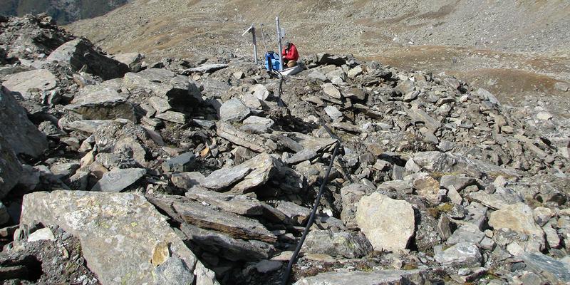 Nichts bleibt lange am gleichen Ort: Messstation auf dem Furggwang-Blockgletscher im Wallis.