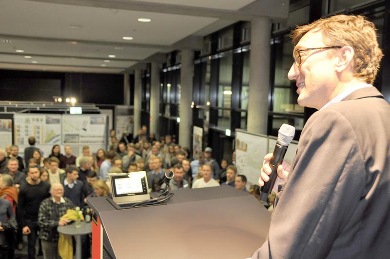 FH-Vizepräsident Prof. Frank Schwartze eröffnet die Ausstellung