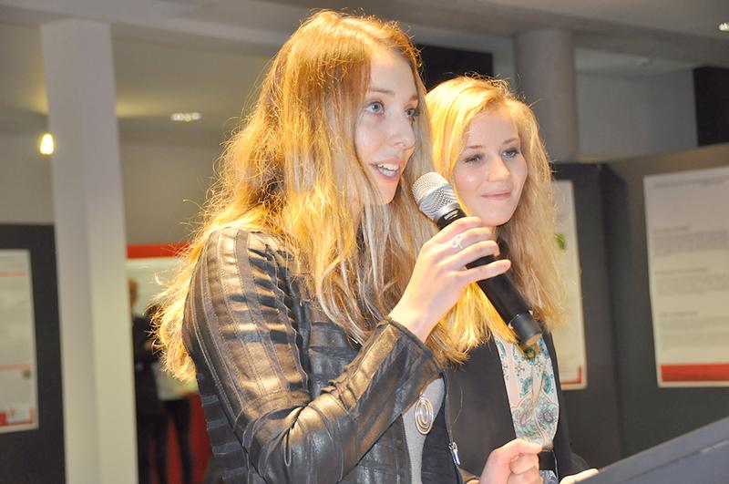 Die Absolventinnen Olivia Krasnicki (links) und Mareike Thiedeitz haben das letzte Wort