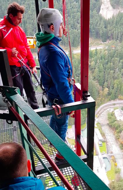 Die semiprofessionellen Klippenspringer trugen eine kabellose Elektrodenkappe zur Aufzeichnung ihrer Hirnströme. 