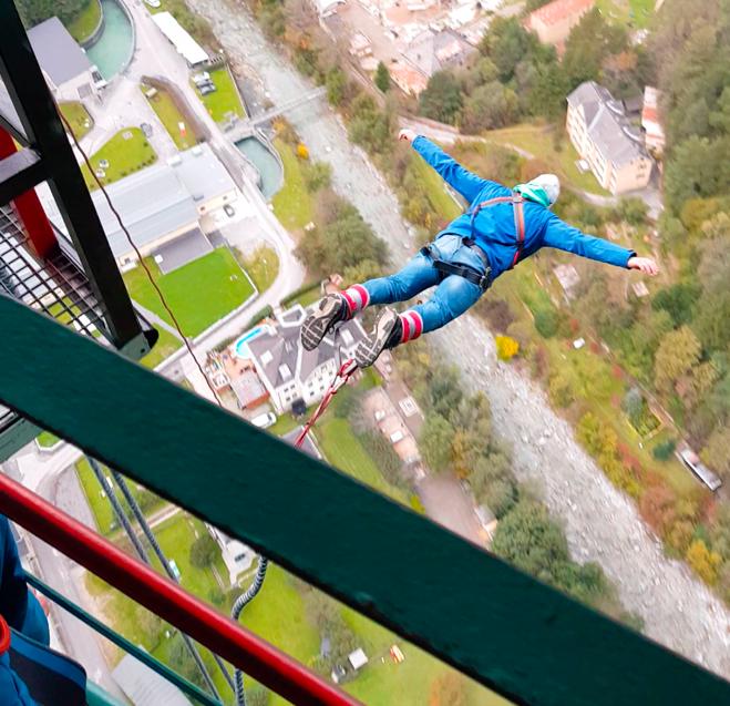 Einer der Springer im freien Fall. Nach nur wenigen Sprüngen gelang es erstmals, das sogenannte Bereitschaftspotential in einer Extrem-Situation außerhalb des Labors nachzuweisen .